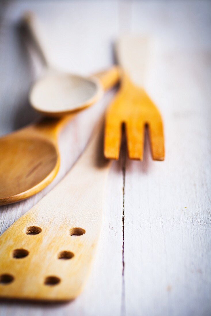 Verschiedene Küchengeräte aus Holz