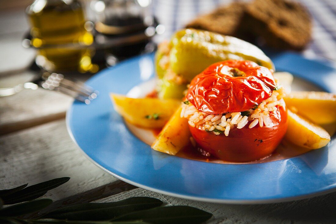 Gemista (Tomaten und Paprika, gefüllt mit Reis, Griechenland)