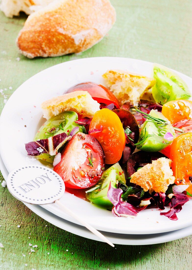 Colourful tomato salad with bread