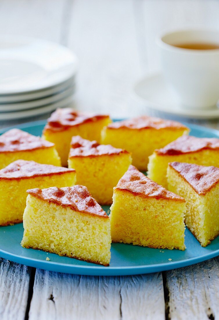 Mehrere Stücke Griesskuchen aus Griechenland