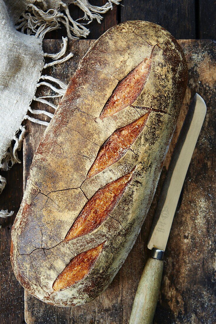 Sauerteigbrot auf rustikalem Schneidebrett