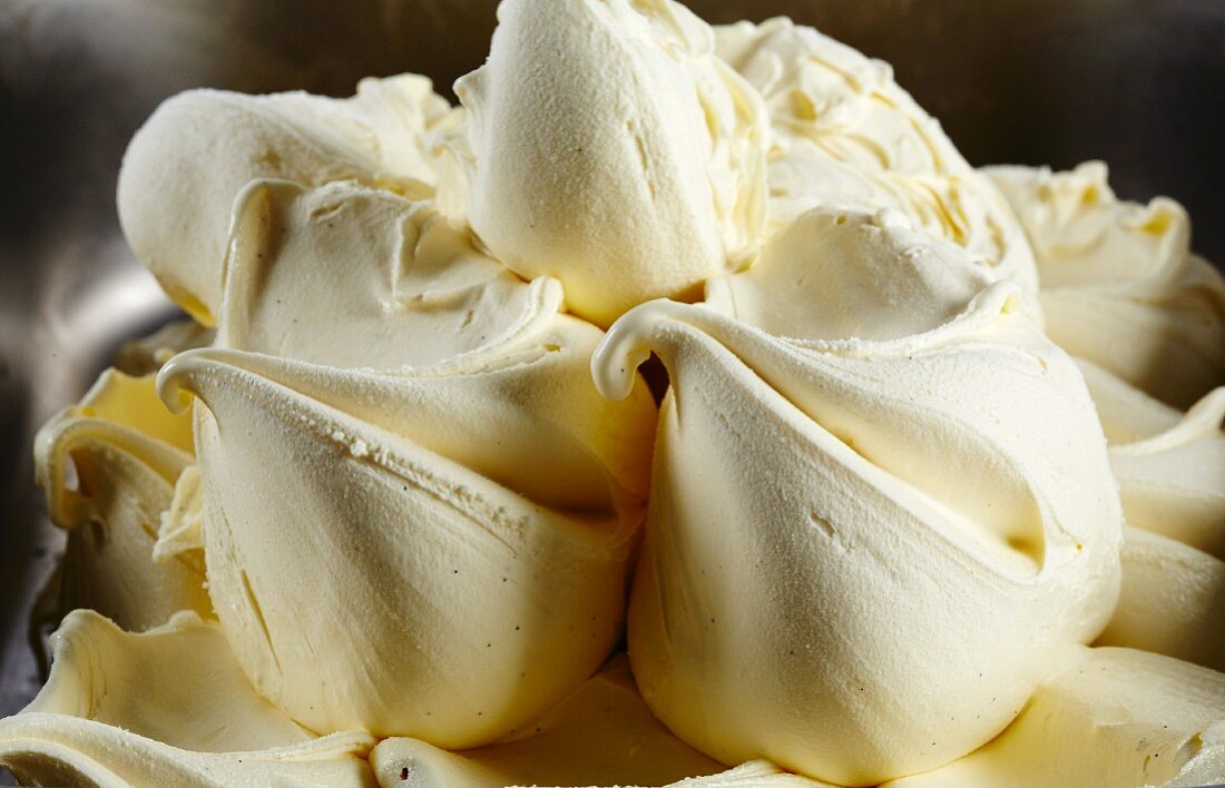 Soft-scoop vanilla ice cream (close-up)