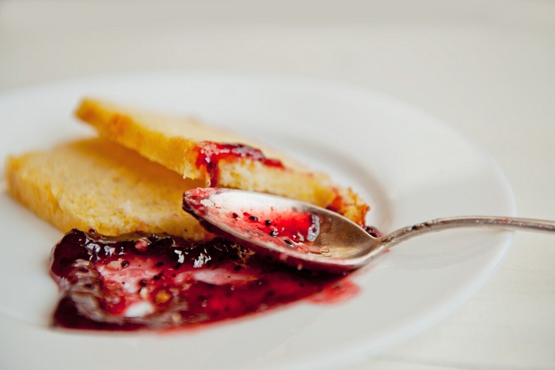 Polentakuchen mit Erdbeermarmelade