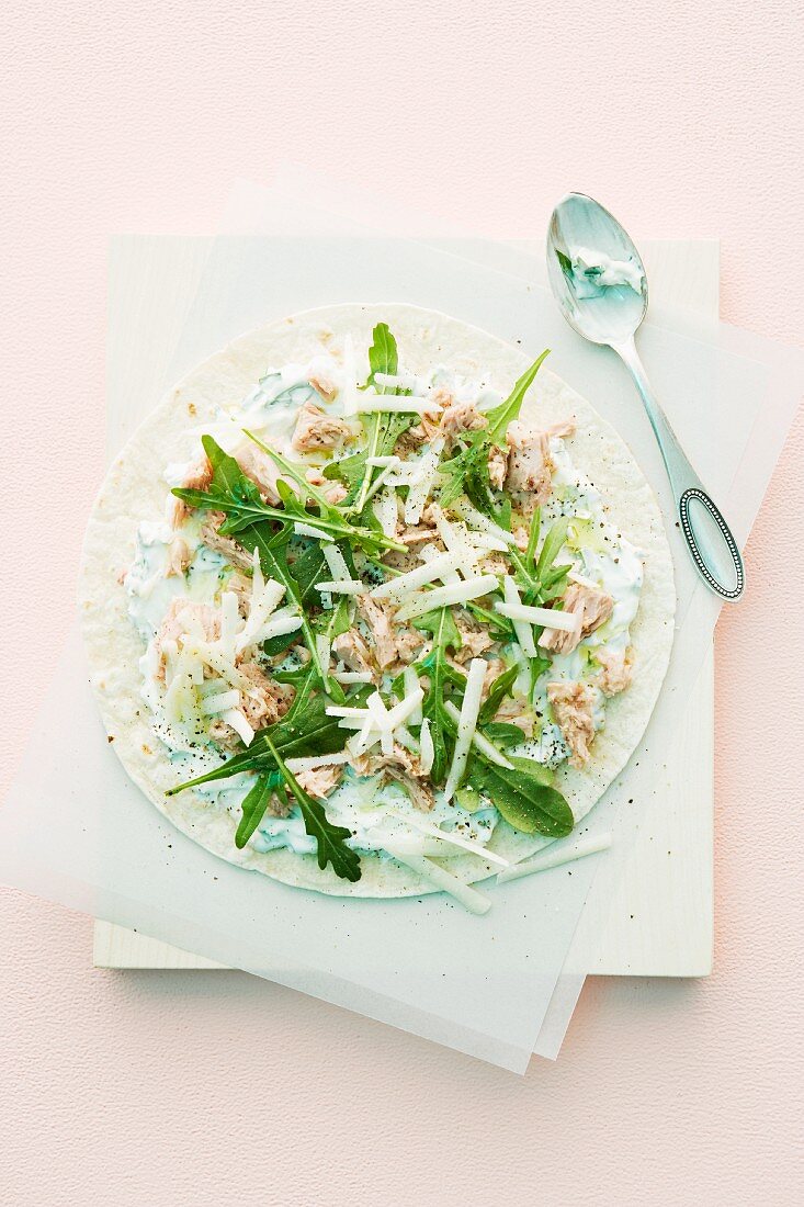 Tortilla topped with tuna and rocket