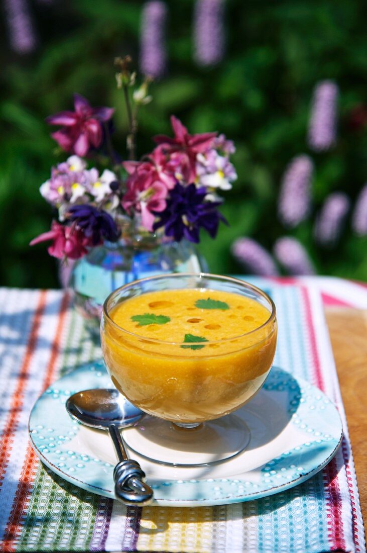 Kalte Möhren-Ingwer-Suppe auf Gartentisch