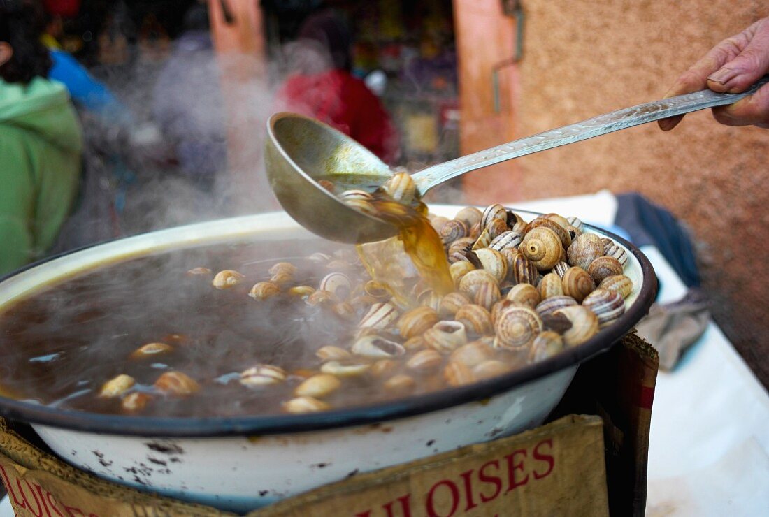 Brühe mit Schnecken auf einem Markt in Marokko