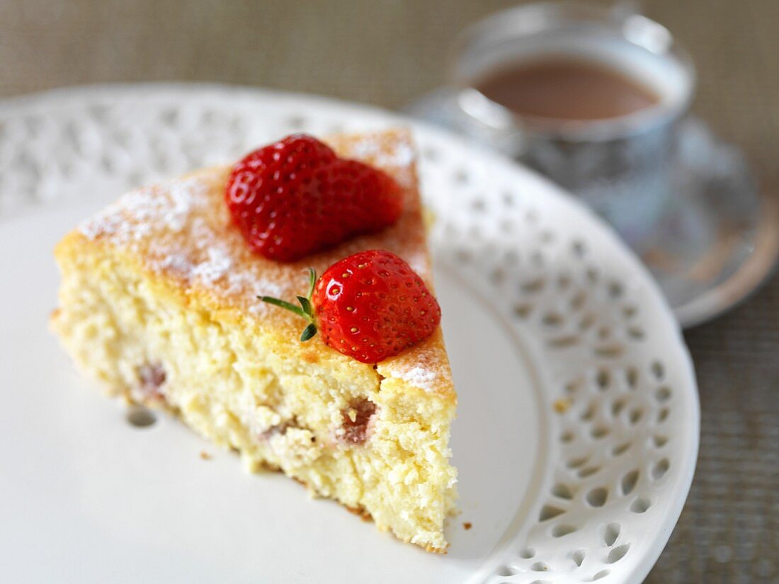 Ein Stück glutenfreier Käsekuchen mit Erdbeeren