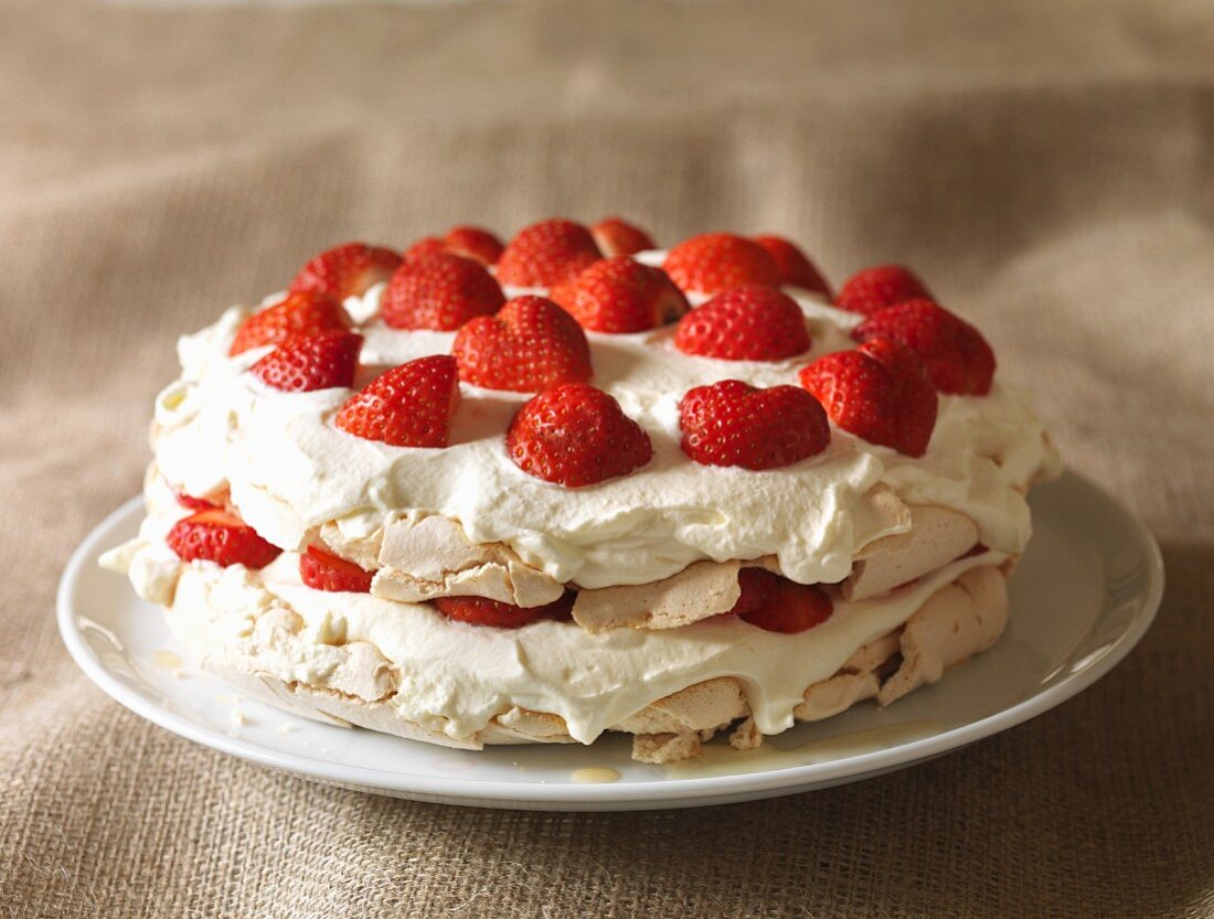 Strawberry pavlova (gluten-free)