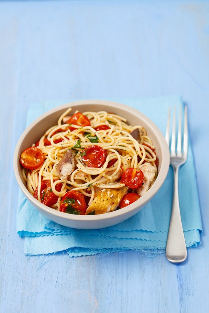 Spaghetti with cherry tomatoes and smoked mackerel