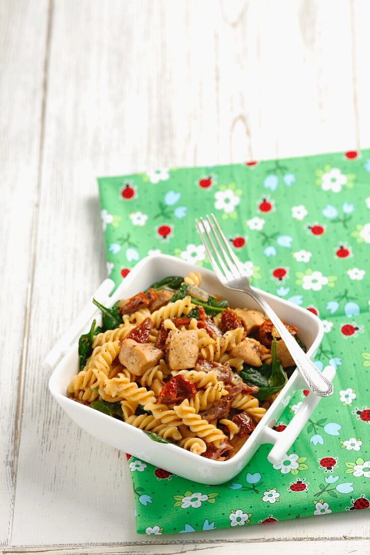 Pasta spirals with chicken and sundried tomatoes