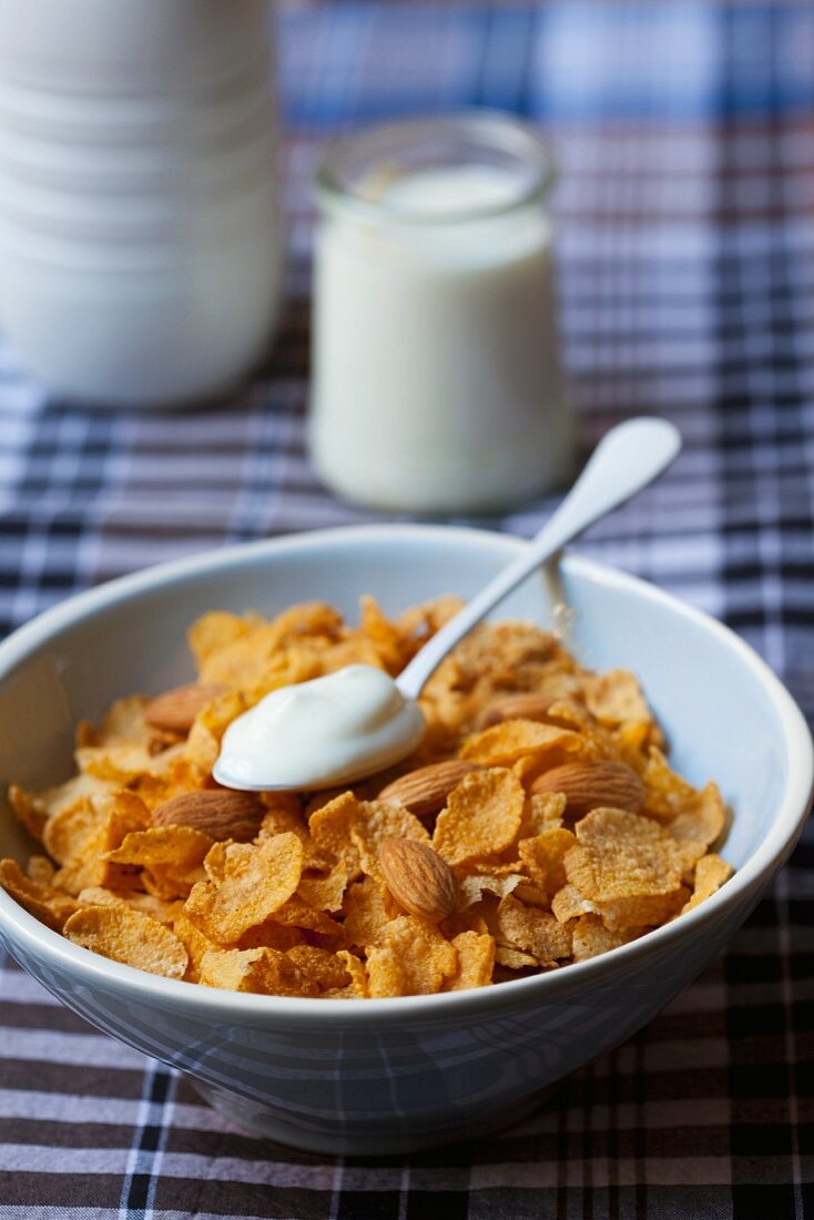 Cornflakes with almonds and yoghurt