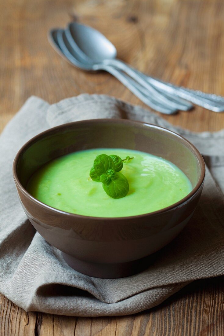 Erbsencremesuppe in Keramikschale