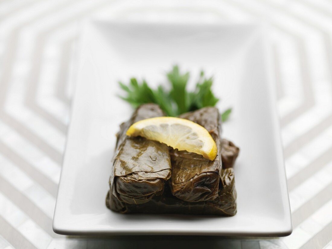 Dolmades mit Zitronenscheibe