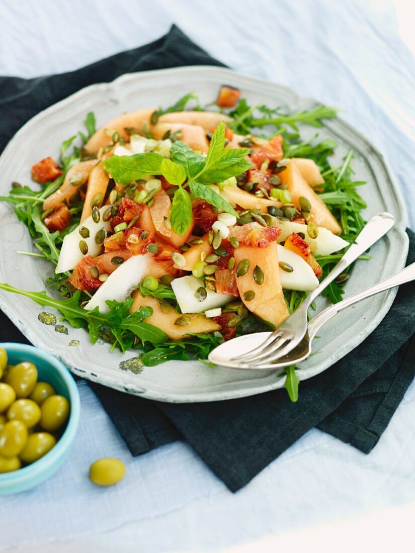 Melonensalat mit Orangen, Rucola und Kürbiskernen