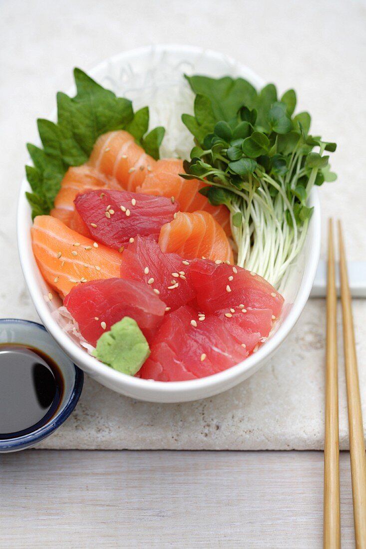 Sashimi mit Sesam und Sprossen (Japan)