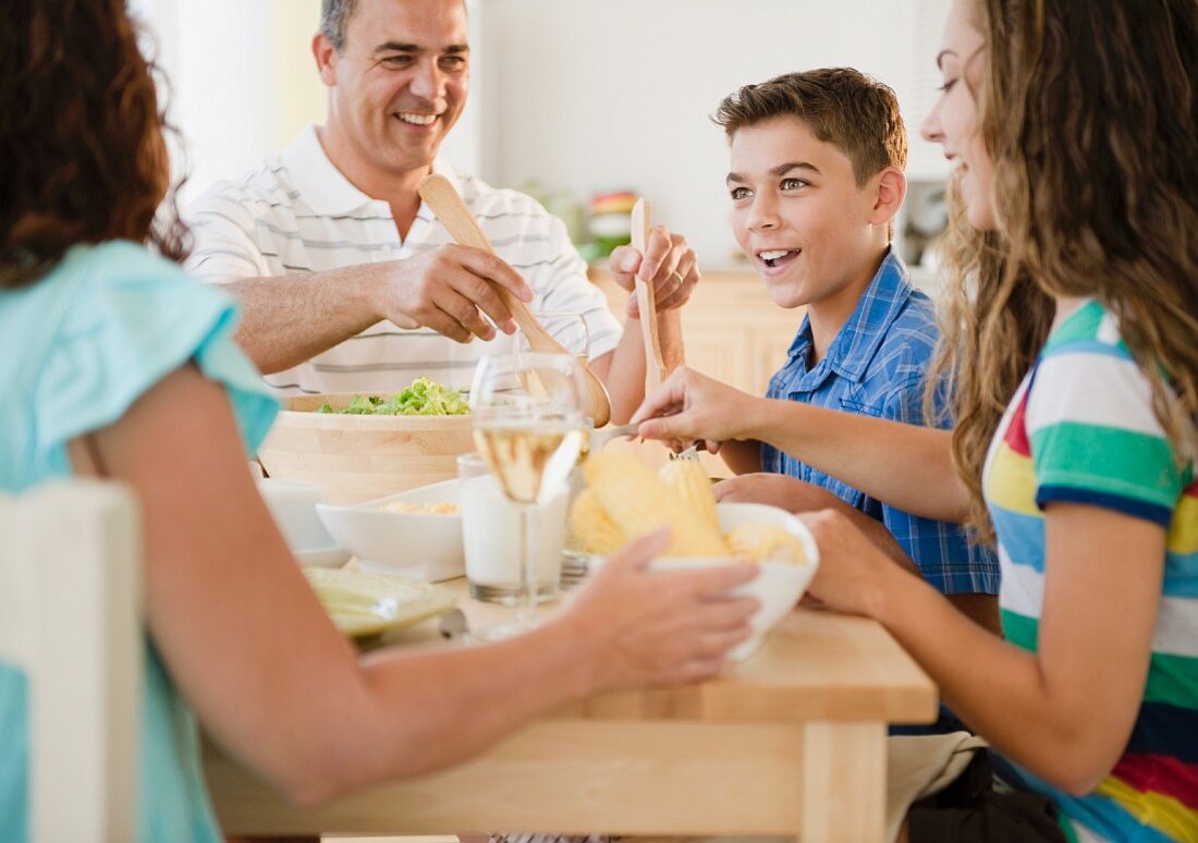 Glückliche Familie beim gemeinsamen Essen