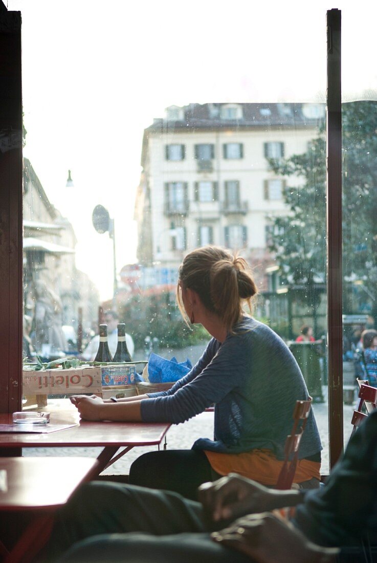 Junge Frau in einem Café sitzend