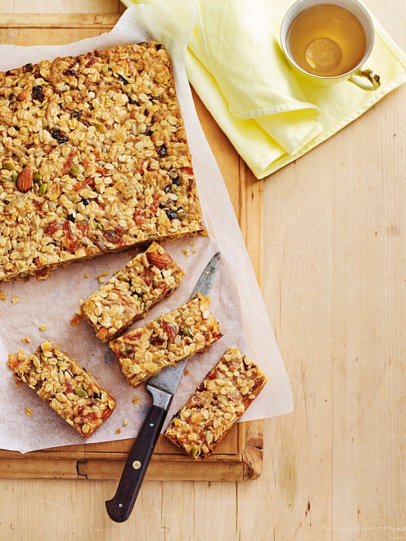 Selbstgemachte Aprikosen-Müsli-Schnitten