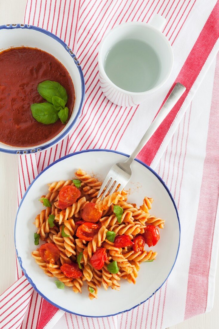 Fusilli with tomato sauce and basil