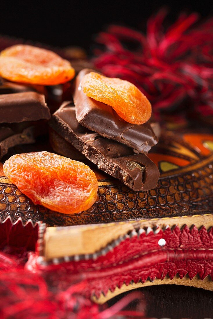 Schokolade mit Aprikosenstückchen und Aprikosen dekoriert