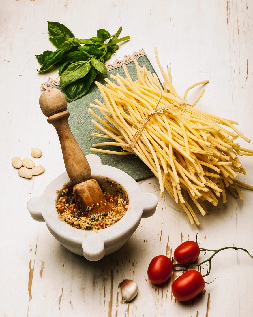 Pesto alla Trapanese (Mandelpesto mit Tomaten, Sizilien) mit Nudeln und Zutaten