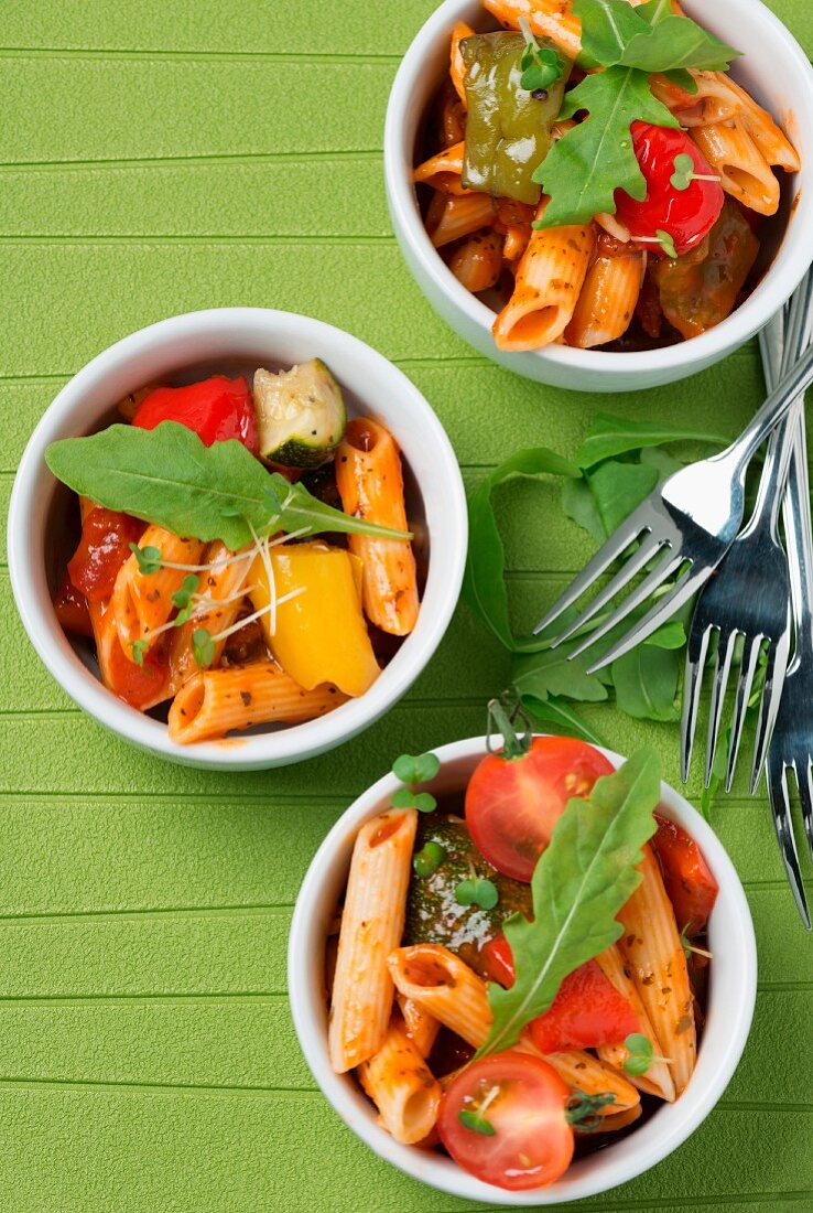 Penne with tomatoes, pepper and rocket