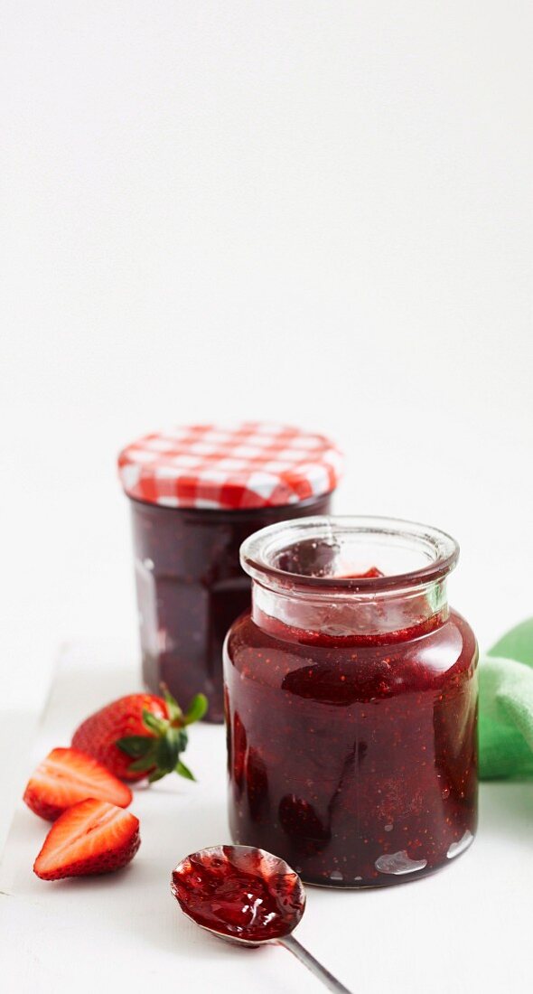 Erdbeermarmelade in zwei Gläsern