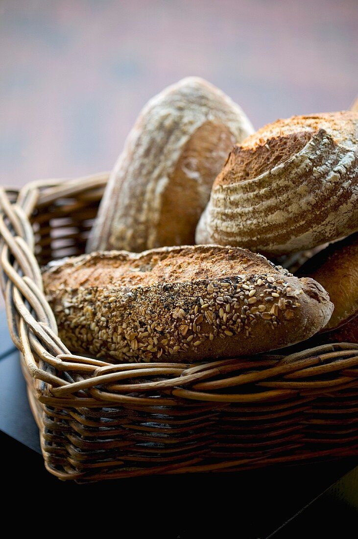 Frische Brötchen im Brotkorb