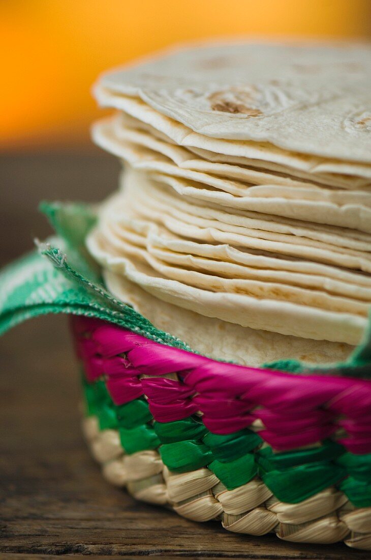 Ein Stapel Tortillafladen in Körbchen