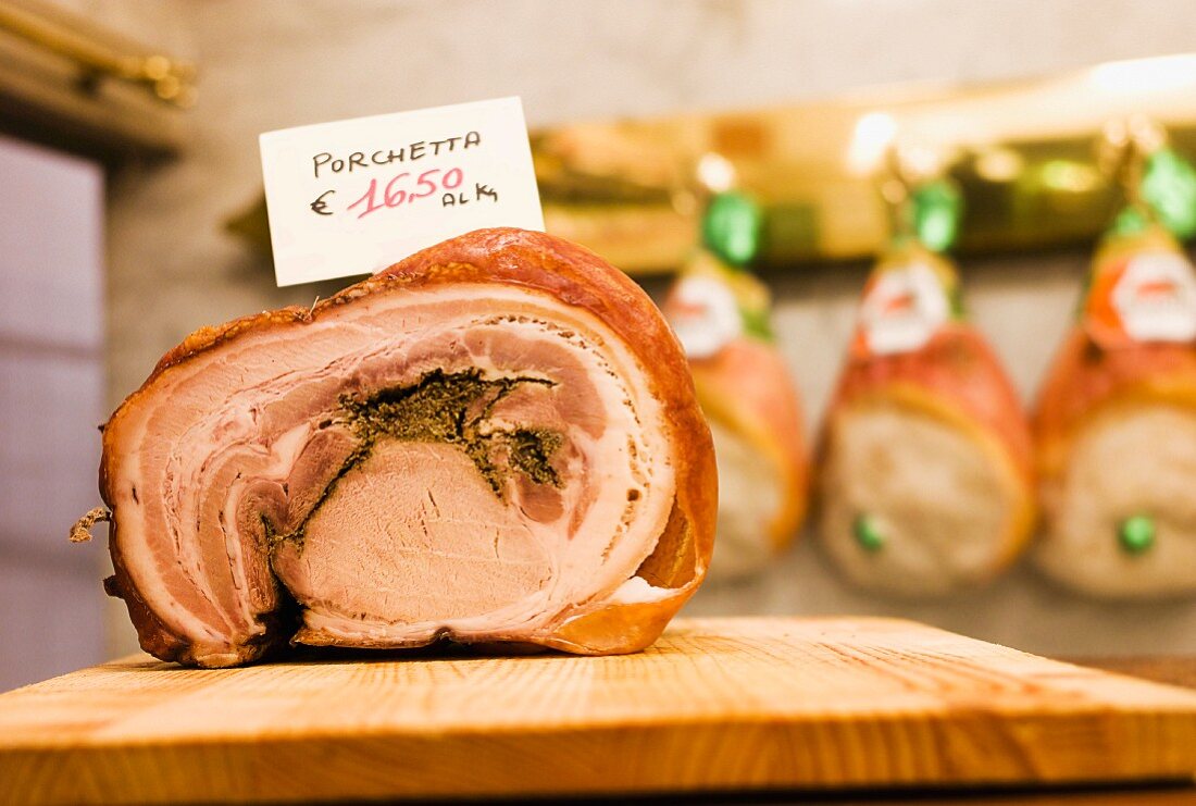 Porchetta (Gefüllter Rollbraten, Italien) zum Verkauf in Metzgerei