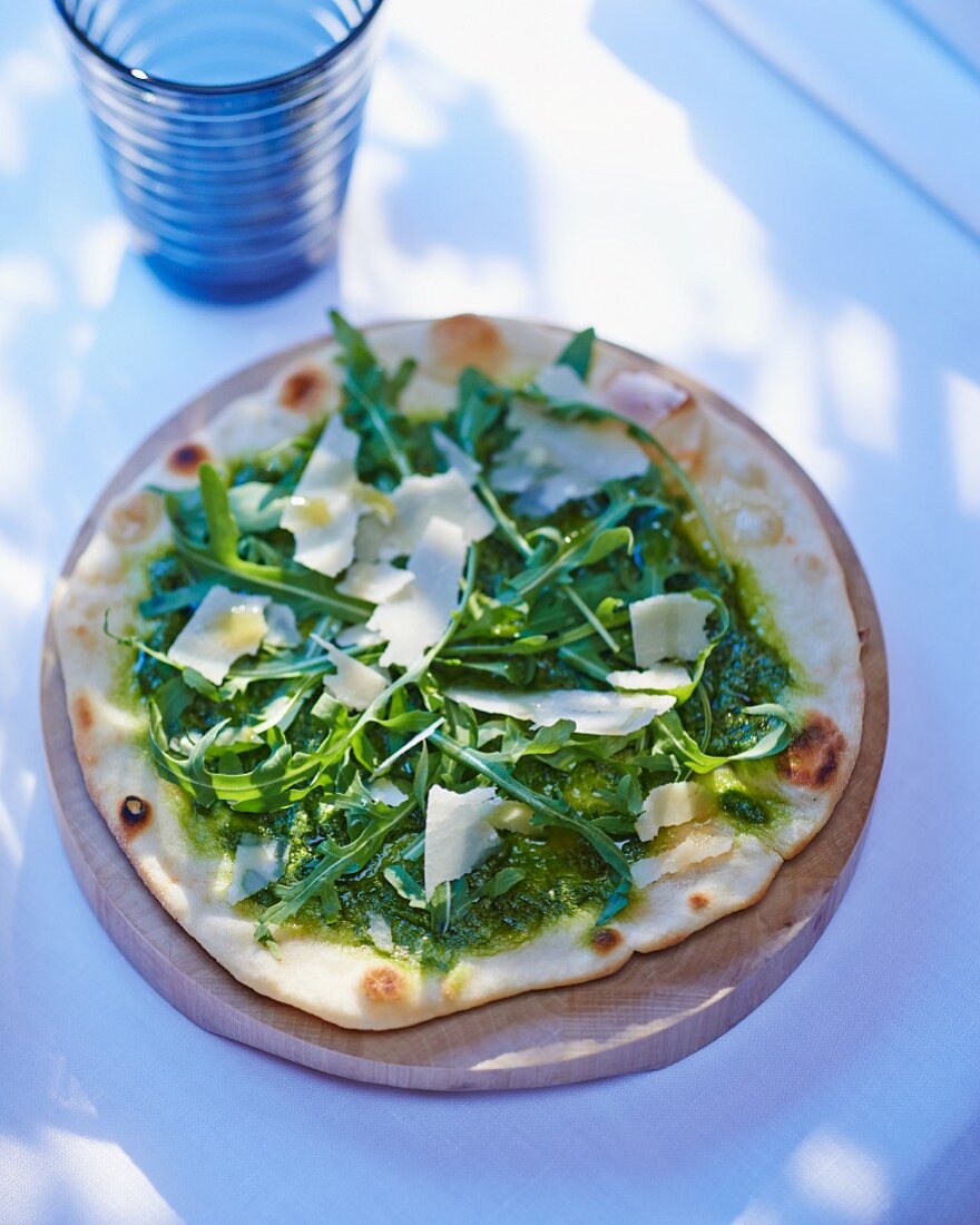 Pizza mit Rucolapesto und Rucola