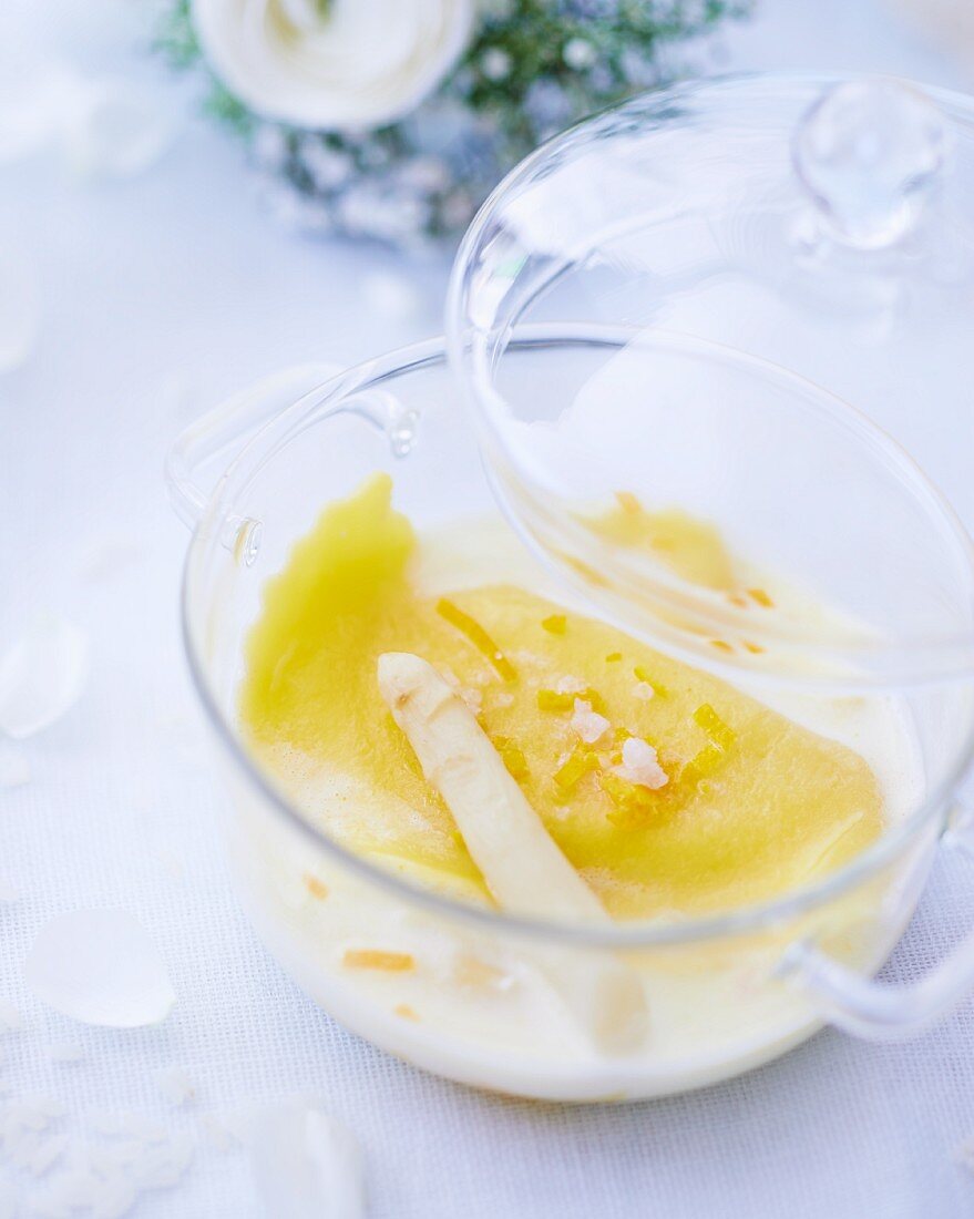 Ravioli in white asparagus soup