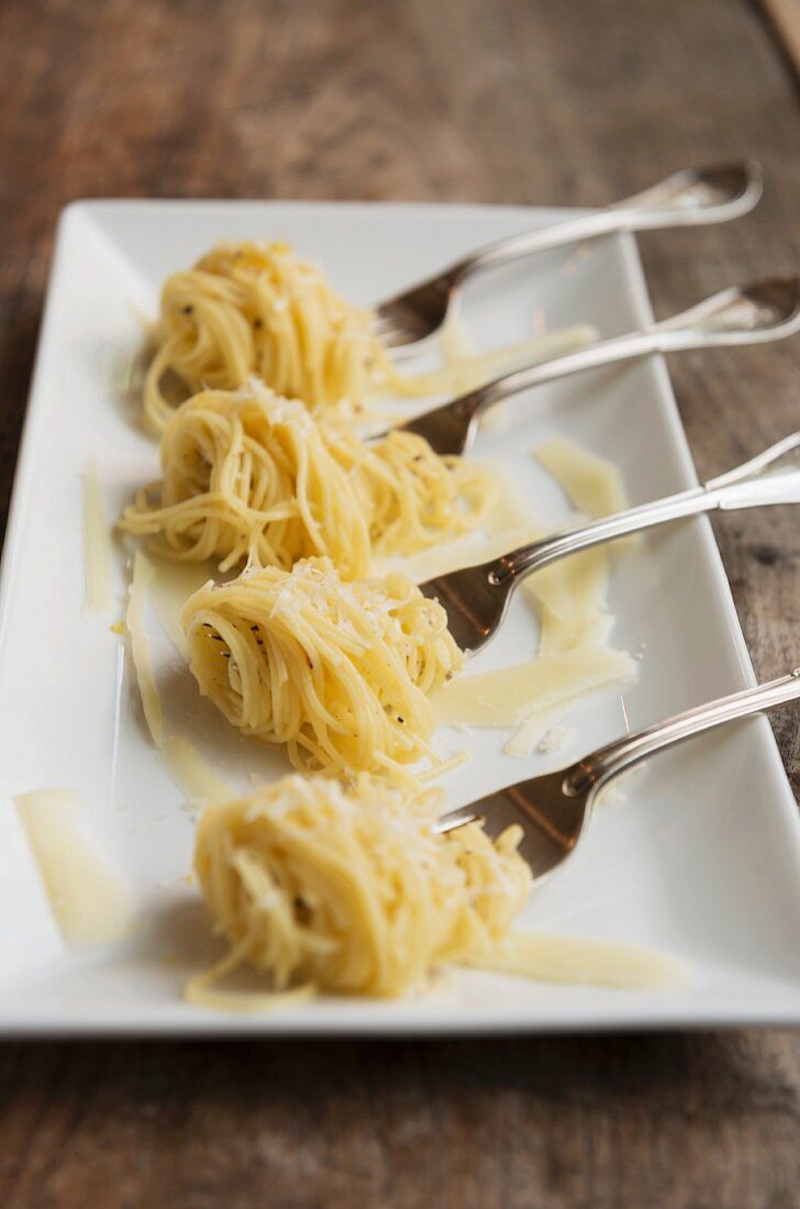 Forkfuls of spaghetti and cheese as canapes