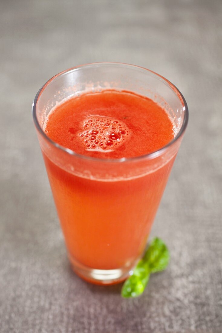 Cocktail aus frischen Gemüse- und Fruchtsäften (Karotten, Orangen und Rote Bete)