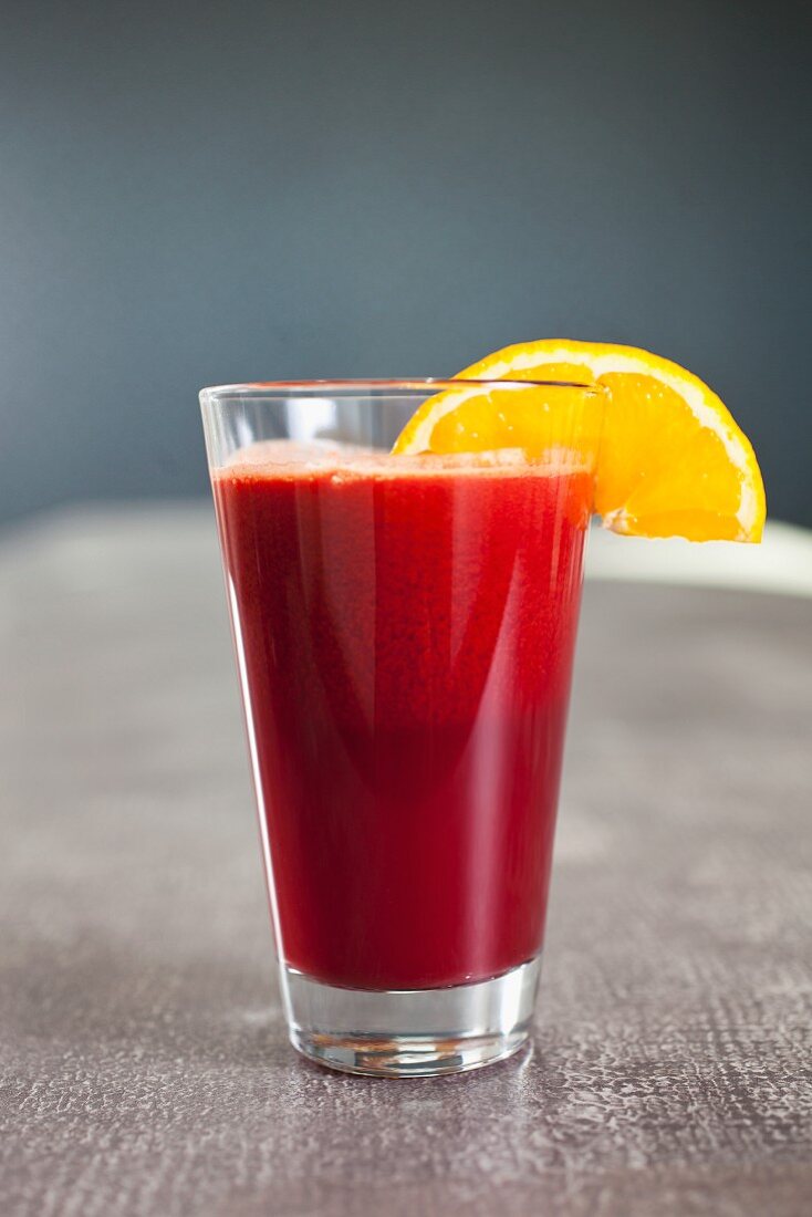 Cocktail aus frischen Gemüse- und Fruchtsäften (Tomaten, Orange und Rote Bete)