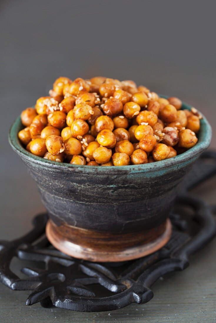 Roasted chickpeas with ginger, spices and sesame seeds
