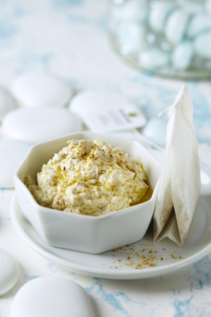 A homemade facemask with chamomile for sensitive skin