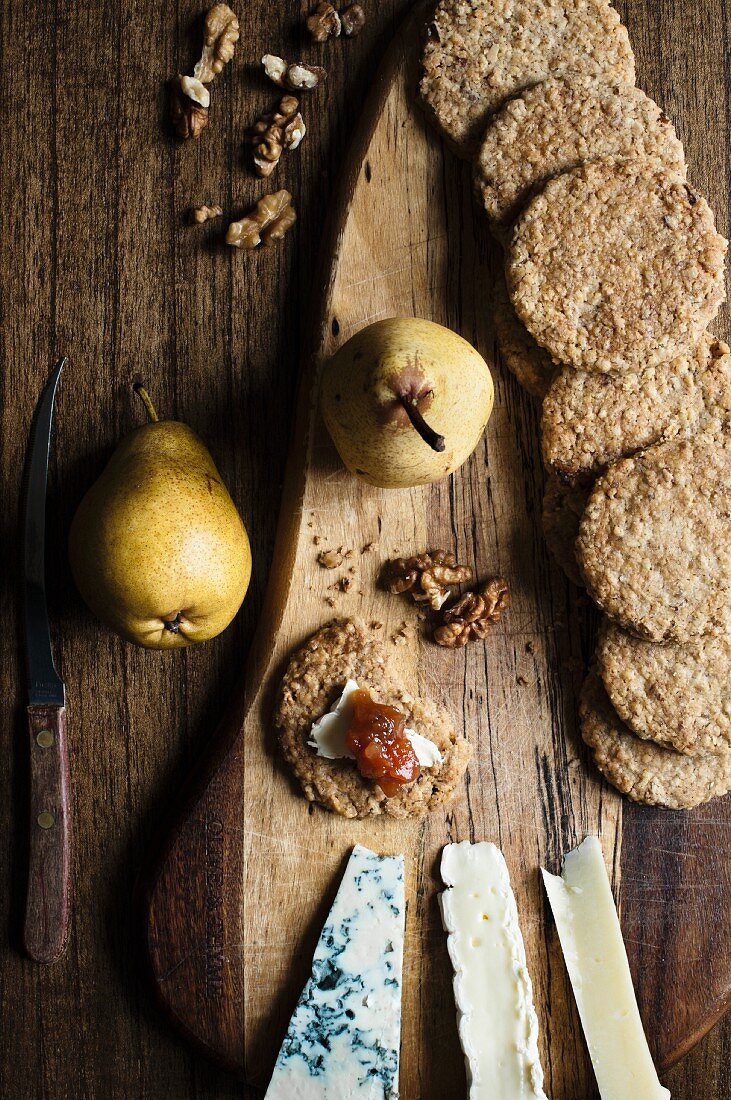 Cheese board with fresh pears, oat cakes and walnuts.