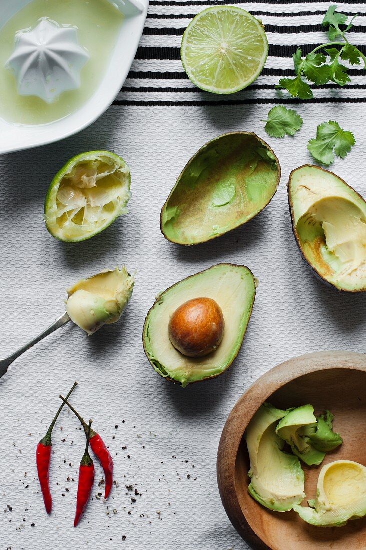 Zutaten für Guacamole: Avocados, Limetten, Chilischoten, Limetten