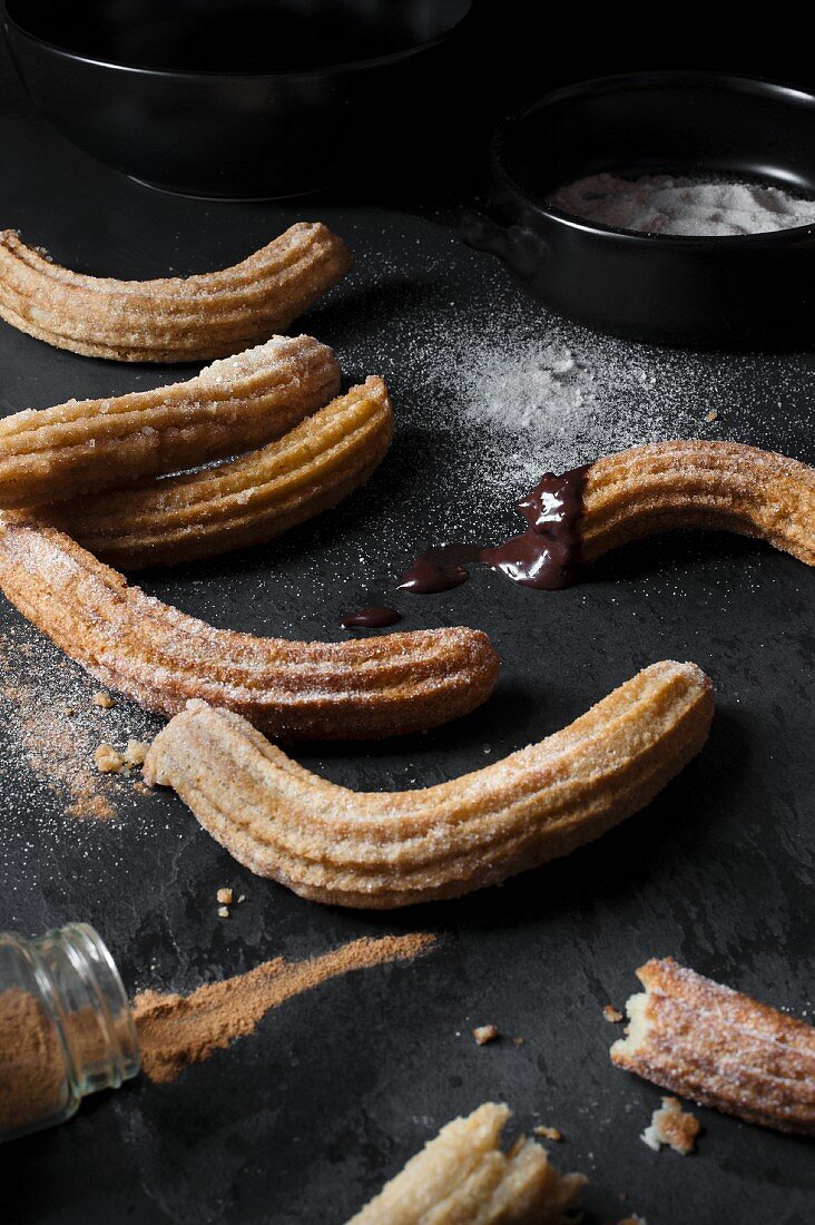 Churros mit Zucker, Zimt und Schokolade