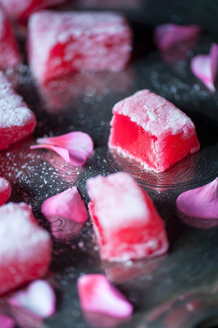 Einige Stücke Turkish Delight mit Rosenblättern