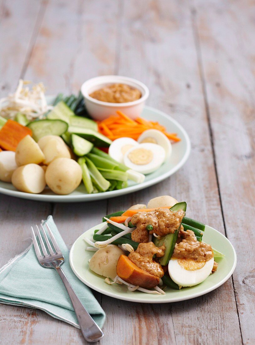 Gado Gado (Salat von gekochtem Gemüse mit Erdnusssauce, Indonesien)