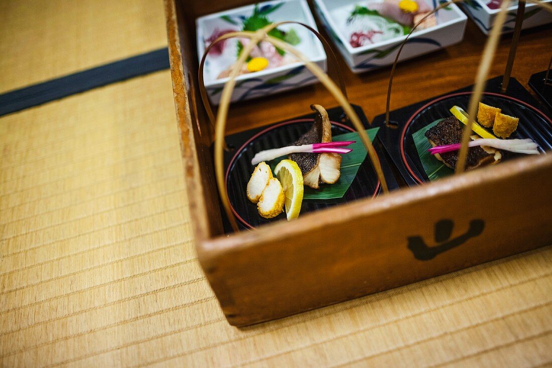 Kleine Gerichte aus Fisch und Gemüse im Kaiseki-Stil (Japan)