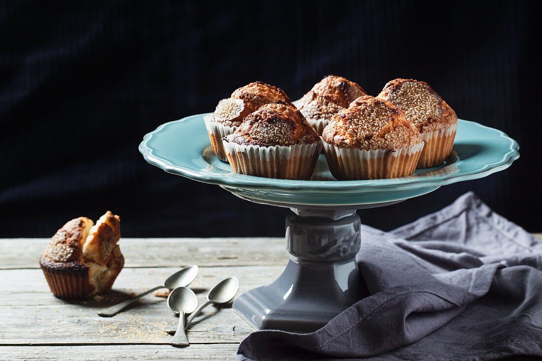 Selbstgemachte Muffins mit braunem Zucker auf Kuchenständer