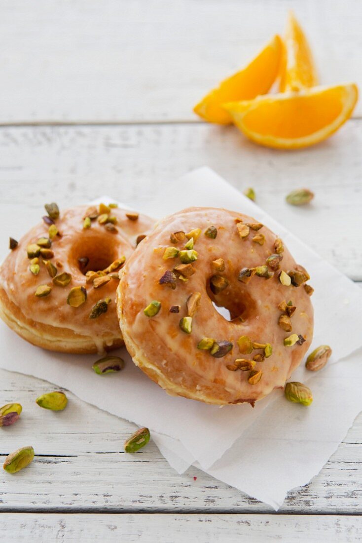 Donuts mit Orangenglasur und Pistazien