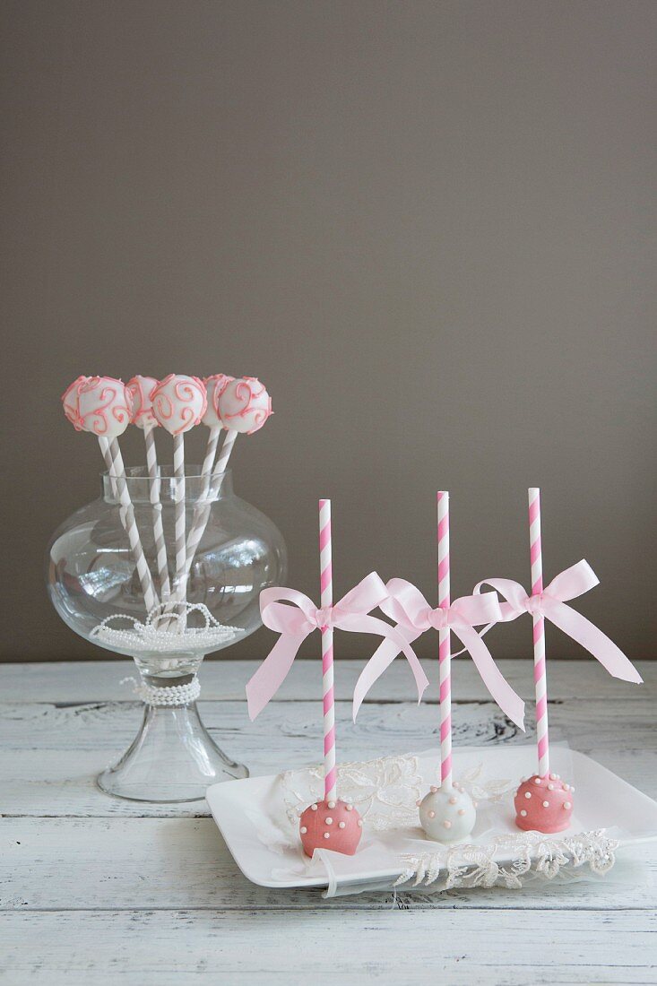 Romantische Cake Pops mit gestreiften Stielen und Schleifen