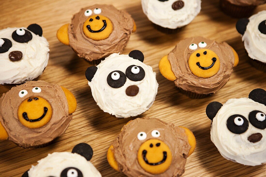 Cupcakes mit Tiergesichtern (Affe und Pandabär)