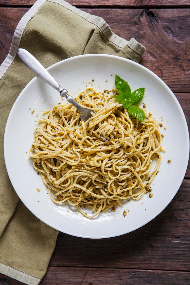 Spaghetti mit Pesto und frischem Basilikum