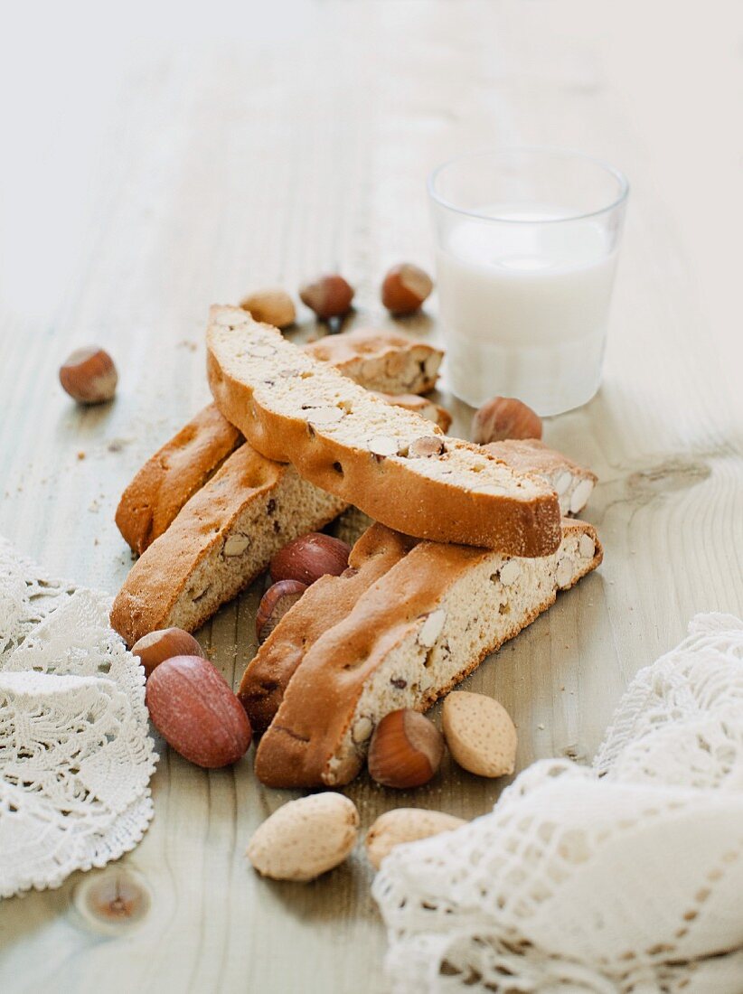 Haselnuss-Biscotti und ein Glas Milch