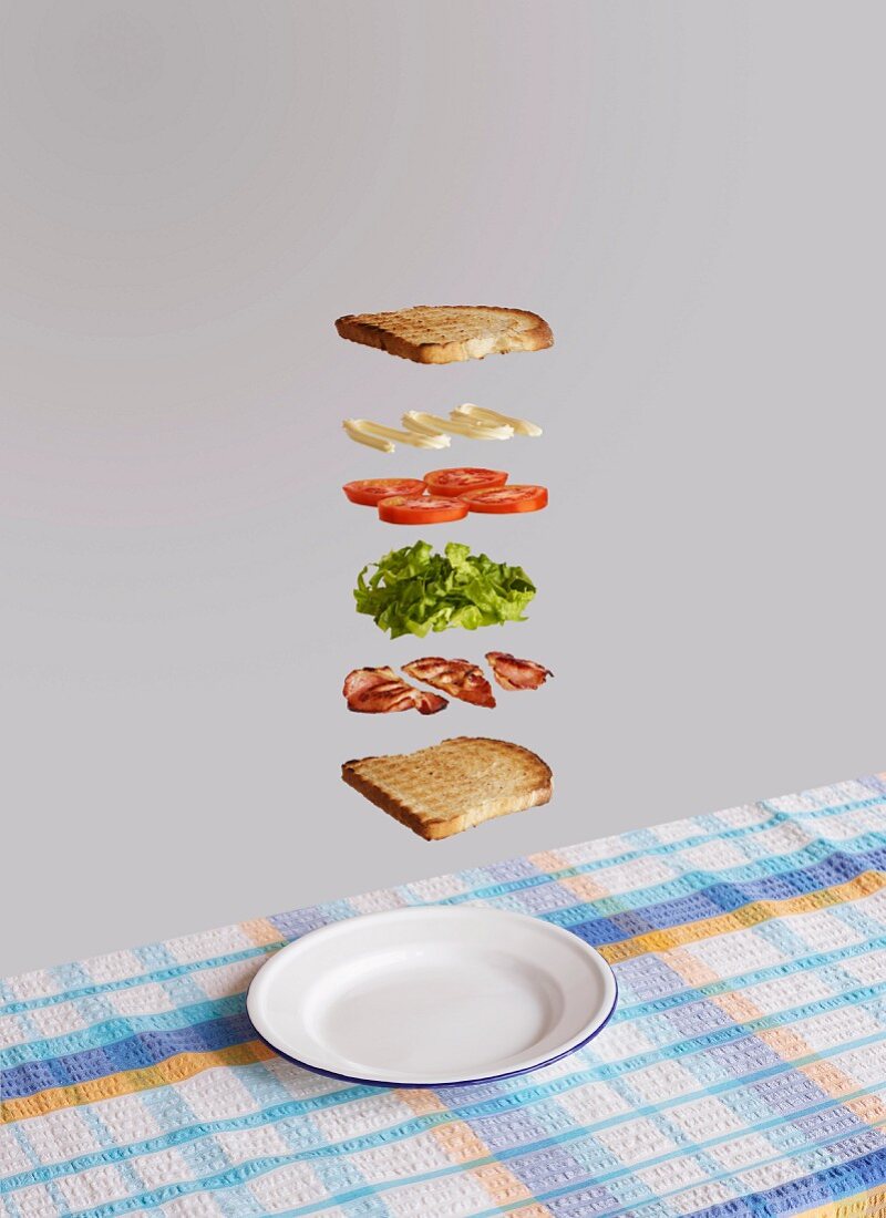 BLT-Sandwich, in die Bestandteile zerlegt: Speck, Salat und Tomaten